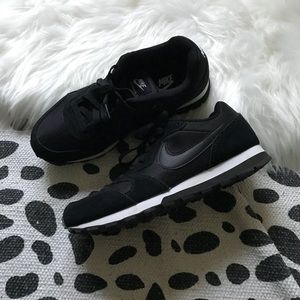 ⚡️⚡️Women’s NIKE sneakers Size: 9⚡️⚡️